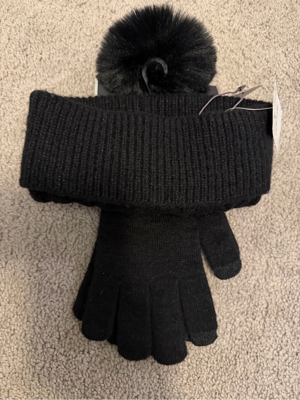 🆕 Vince Camuto Faux Fur Beanie & Glove Set black one size NWT - Picture 2 of 3
